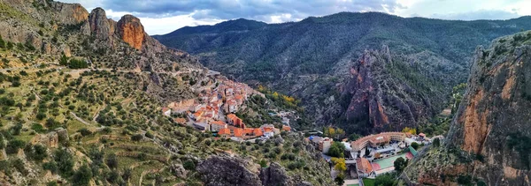 Panoramiczny widok na Aynę, populację Sierra del Segura w Albacete w Hiszpanii. Wioska położona pomiędzy górami i światem rzeki, która tworzy sad dla tego żyznego obszaru — Zdjęcie stockowe