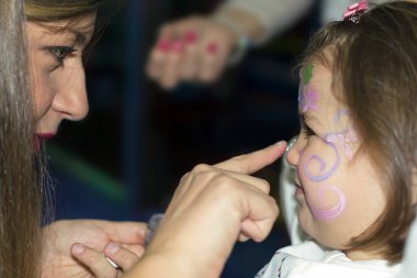 Küçük çocuklar doğum gününü kutlar ve masada birlikte yemek yerler.