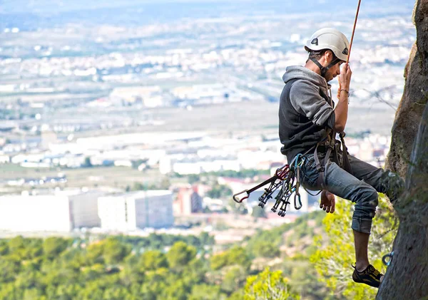 Murcia, España, 9 de noviembre de 2019. Un deportista escalando montañas. Actividad física en el campo. Deportes riesgosos. Escalada de montaña o escalada con equipo de seguridad . —  Fotos de Stock