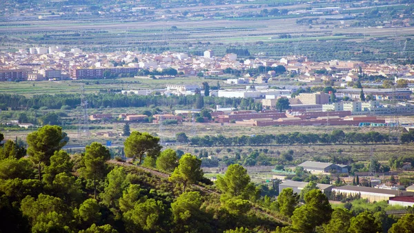 Vue aérienne panoramique du paysage urbain et de la forêt contre le coucher du soleil . — Photo