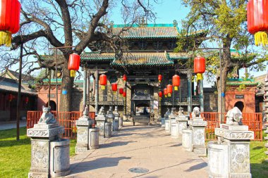 Pingyao, Shanxi Çin-May12: 15 Kasım 2019 'da Çin' in Pingyao kentindeki Şehir Tanrısı Tapınağı ana kapısı. Antik Pingyao şehri Çin 'deki ünlü turizm merkezlerinden biridir..