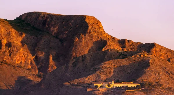 Orihuela Antique Seminar under la Cruz de la muelas mountain at sunrise, Murcia, Hiszpania, 2019 — Zdjęcie stockowe