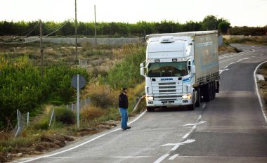 Murcia, İspanya, 5 Aralık 2019: Telefonda bir kamyon çarpmak üzere olan bir adam konuşuyor. Yolda muhtemel bir çarpışma. Kamyon çarpması sonucu ölüm ya da kaza.