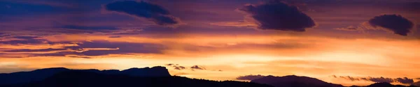 Vue panoramique du coucher de soleil idyllique sur la chaîne de montagnes en Espagne. Image plus grande . — Photo