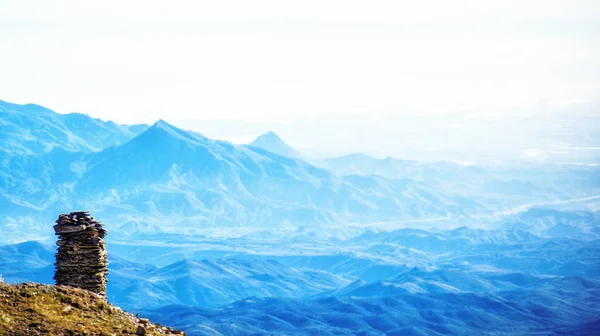 Pierres équilibrées zen empilent en haute montagne contre paysage idyllique. Montagnes bleues en Alto Alto Observatory, Almeria, Espagne . — Photo