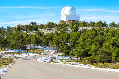 2019 'da Almeria, Endülüs, İspanya' daki Calar Alto Gözlemevi 'ne giden yol. Gökyüzü kubbelerin arasından geçiyor..