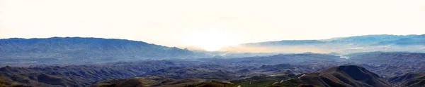 Paysage panoramique au coucher du soleil. Vue panoramique depuis l'observatoire Calar Alto sur la chaîne de montagnes et la vallée d'Almeria, Espagne . — Photo