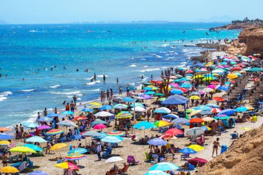 Alicante, İspanya, 23 Temmuz 2019: Mil palmeras plajının havadan görünüşü. 2019 yazında Alicante 'de kalabalık plajlar.