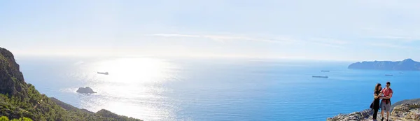 कार्टगेना तट, मर्सिया, स्पेन, 23 दिसम्बर 2019: सर्दियों के समय एक गर्म दिन के दौरान कार्टाजेना तट, स्पेन में पहाड़ी शीर्ष पर भूमध्य सागर के दृश्य का आनंद लें . — स्टॉक फ़ोटो, इमेज