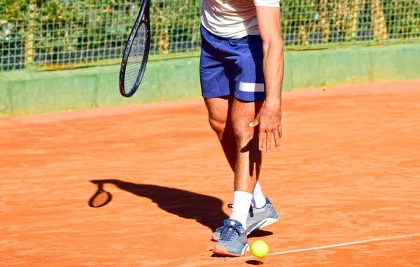 Detailní fotografie profesionálního tenisty s raketou a tenisovým míčkem. — Stock fotografie