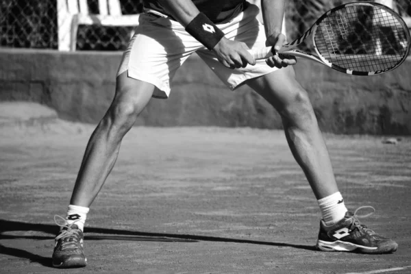 Murcia, Spanje, 26 december 2019: Tennisspeler houdt racket klaar om te ontvangen serveren — Stockfoto
