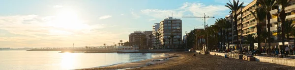 Torrevieja, Alicante, Espanha, 27 de dezembro de 2019: Panorama da praia Los Locos em Torrevieja, Espanha. Vista panorâmica da baía à praia e à beira-mar ao pôr-do-sol ou ao entardecer. Destinos de viagem na Europa . — Fotografia de Stock