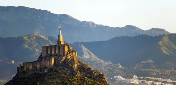 Estátua e castelo de Monteagudo em Murcia, Espanha . — Fotografia de Stock