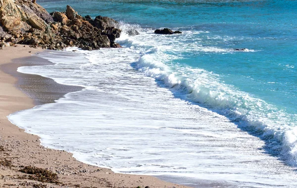 Malerischer Blick auf das Meer an einem spanischen Naturstrand. Wellen, die ins Meer rollen. — Stockfoto