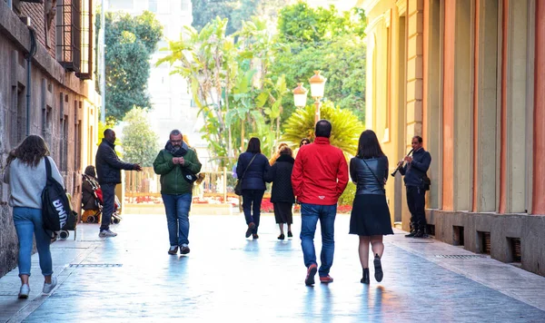 Murcia, España, 11 de enero de 2020: Músico callejero toca un instrumento en las calles cercanas a la catedral de Murcia pidiendo dinero a los caminantes . — Foto de Stock