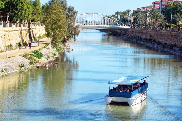 Murcia City, Murcia, Espanha. 11 de janeiro de 2020. Pessoas em um barco turístico no rio Segura em Múrcia . — Fotografia de Stock