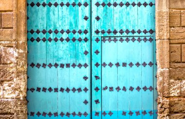 Eski kırsal ahşap kapılar maviye boyanmış