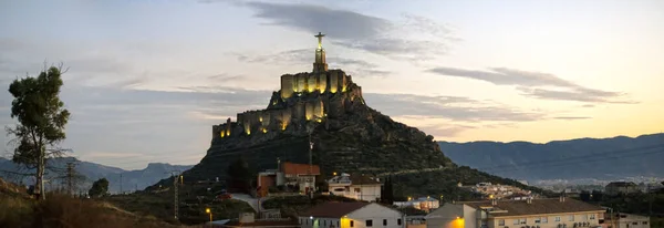 Panoramisch uitzicht op Monteagudo Christusbeeld en kasteel bij zonsondergang in Murcia, Spanje. Replica van de bekende Christus op de top van de Concorvado berg in Rio de Janeiro — Stockfoto