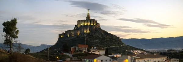 Vista panorámica de Monteagudo Cristo estatua y castillo al atardecer en Murcia, España. Réplica del conocido Cristo situado en la cima de la montaña del Concorvado en Río de Janeiro — Foto de Stock