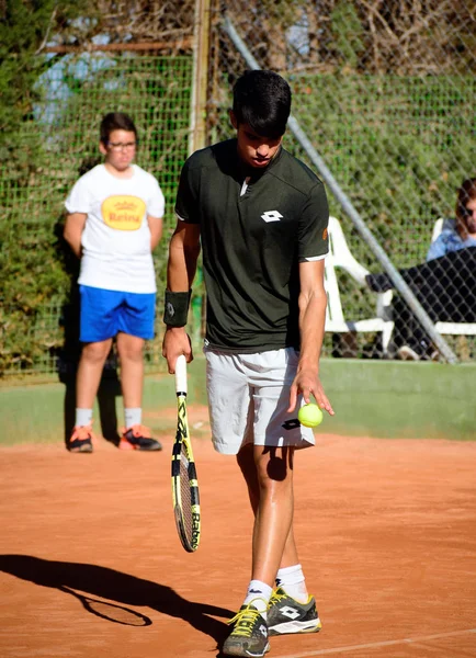 Murcia, Espanha, 26 de dezembro de 2019: Jovem esportista treinando em uma quadra de tênis em Murcia . — Fotografia de Stock