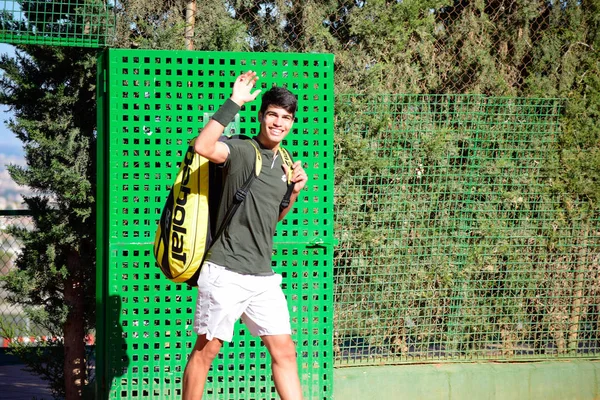 Murcia, Espanha, 26 de dezembro de 2019: Jovem esportista treinando em uma quadra de tênis em Murcia . — Fotografia de Stock