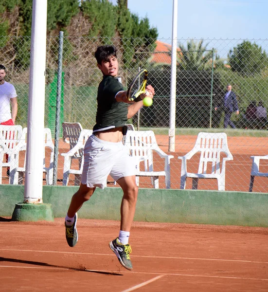 Murcia, Spagna, 26 dicembre 2019: Giovane formazione sportiva in un campo da tennis in terra battuta a Murcia . — Foto Stock