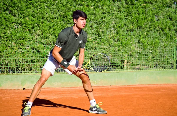 Murcia, Španělsko, 26. prosince 2019: Trénink mladých sportovců na tenisovém hřišti v Murcii. — Stock fotografie