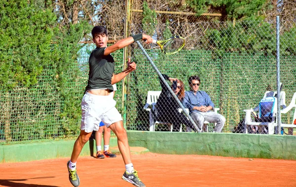 Murcia, Spanien, 26. Dezember 2019: Junger Sportler trainiert auf einem Tennis-Sandplatz in Murcia. — Stockfoto