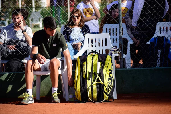 Murcia, Spain, December 26, 2019: Young sportsman training at a tennis clay court in Murcia. — Stock Photo, Image