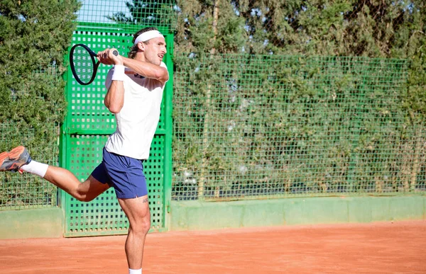 Murcia, Španělsko, 26. prosince 2019: Trénink mladých sportovců na tenisovém hřišti v Murcii. — Stock fotografie