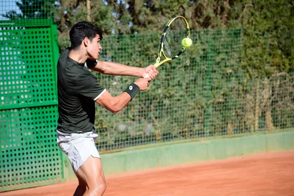 Murcia, Španělsko, 26. prosince 2019: Trénink mladých sportovců na tenisovém hřišti v Murcii. — Stock fotografie