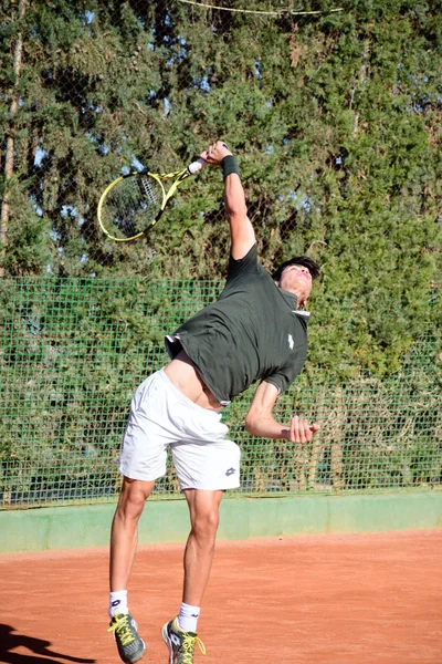 Murcia, Španělsko, 26. prosince 2019: Trénink mladých sportovců na tenisovém hřišti v Murcii. — Stock fotografie