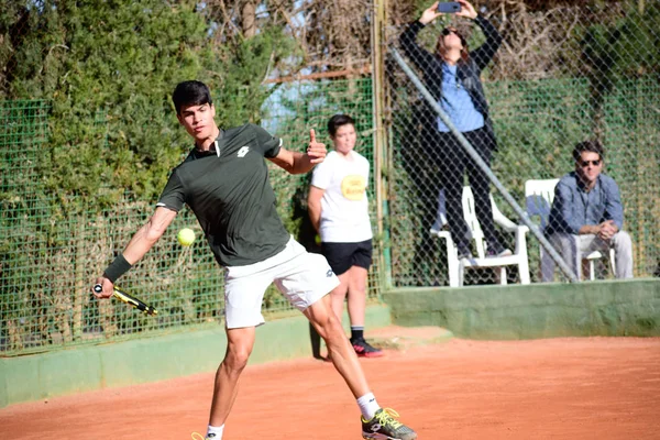 Murcia, Spanien, 26. Dezember 2019: Junger Sportler trainiert auf einem Tennis-Sandplatz in Murcia. — Stockfoto