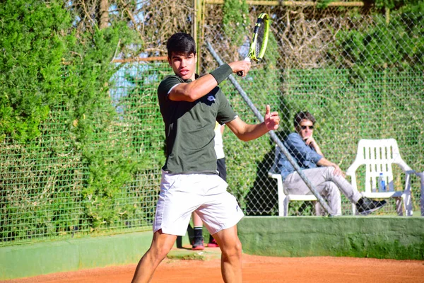Murcia, Hiszpania, 26 grudnia 2019: Szkolenie młodych sportowców na korcie tenisowym w Murcji. — Zdjęcie stockowe