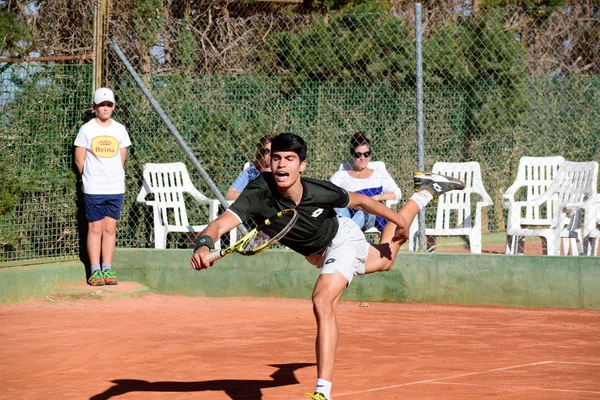 ムルシア州,スペイン, 2019年12月26日:ムルシア州のテニスクレイコートでの若いスポーツマンのトレーニング. — ストック写真