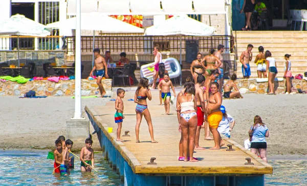 Los Narejos, Murcia, Spain, August 28, 2019: Children playing at the dock in Los Narejos beach during summertime in Spain . — стоковое фото