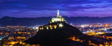 İspanya 'nın Murcia kentindeki Monteagudo İsa heykeli ve şatosunun panoramik manzarası. Rio de Janeiro 'daki Concorvado Dağı' nın tepesindeki tanınmış İsa 'nın kopyası..