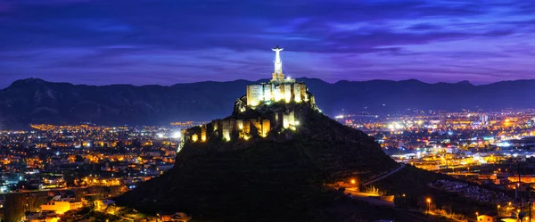 İspanya 'nın Murcia kentindeki Monteagudo İsa heykeli ve şatosunun panoramik manzarası. Rio de Janeiro 'daki Concorvado Dağı' nın tepesindeki tanınmış İsa 'nın kopyası..