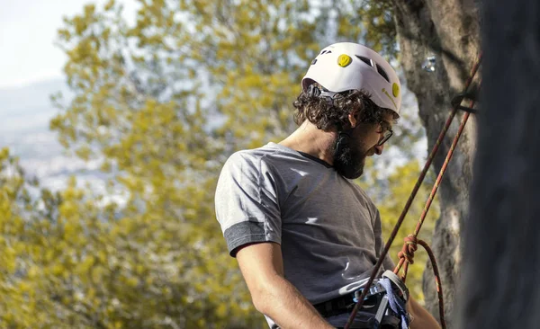 Murcia, España, 9 de noviembre de 2019. Un deportista escalando montañas. Actividad física en el campo. Deportes riesgosos. Escalada de montaña o escalada es un ejercicio peligroso que necesita equipo de seguridad . —  Fotos de Stock