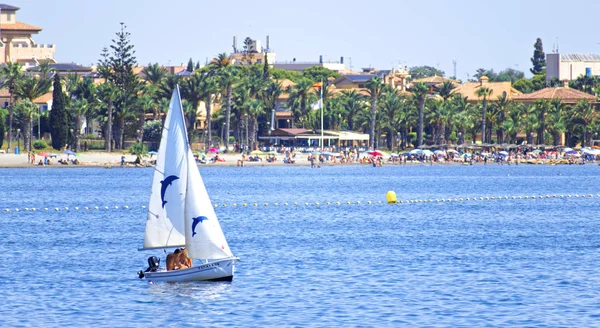 Múrcia, Espanha, 28 de agosto de 2019: Família se divertindo em um iate que navega pelo mar Mediterrâneo durante a temporada de verão. Iatismo numa ilha espanhola. Colocar protetor solar para proteger de queimaduras solares — Fotografia de Stock