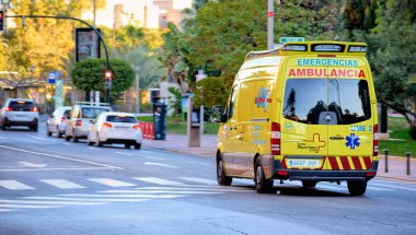 Murcia, İspanya, 20 Ocak 2019: Sarı ambulans Murcia 'da kırmızı ışıkta geçmek üzere.