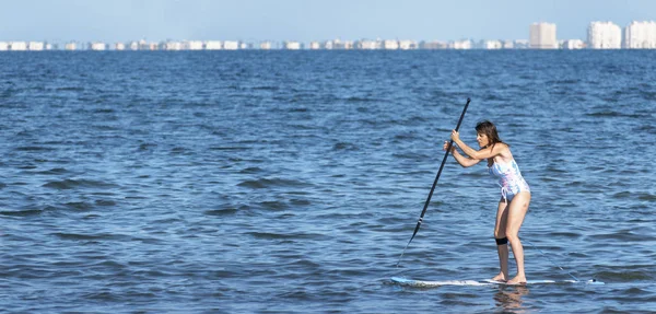 Múrcia, Espanha, 19 de agosto de 2019: Sportswoman paddle surf nas costas de Múrcia, Espanha — Fotografia de Stock