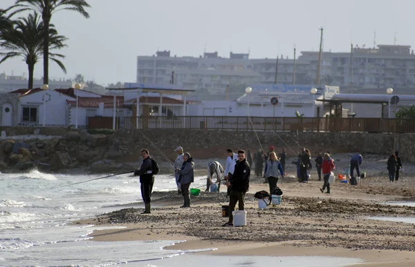 Campoamor, Murcia, Espanha, 8 de fevereiro de 2020: Grupo de pescadores que pescam na costa do mar ao pôr do sol . — Fotografia de Stock