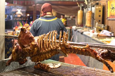 Domuz ya da domuz iskeleti ve yerel et pazarında pişirilmeye hazır hale getirildikten sonra asılı duran taze parçalar..