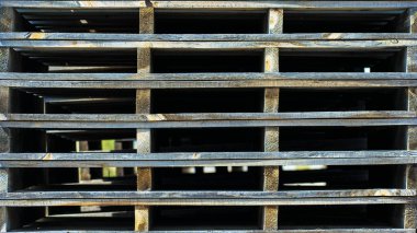 Yığılmış ahşap paletlerin yakın çekim görüntüsü. Ahşap inşaat malzemeleri