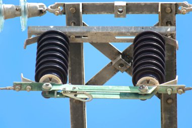 Elektrik kulesinin yakın görüntüsü. Elektrik kulesinin yakın çekim görüntüsü. Elektrik konsepti direği inşaatı. Elektriksel direniş. Kavram direği yapısı. Elektrik direnci