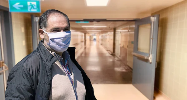 Homme Âgé Masque Médical Protection Isolé Contre Couloir Vide Hôpital — Photo