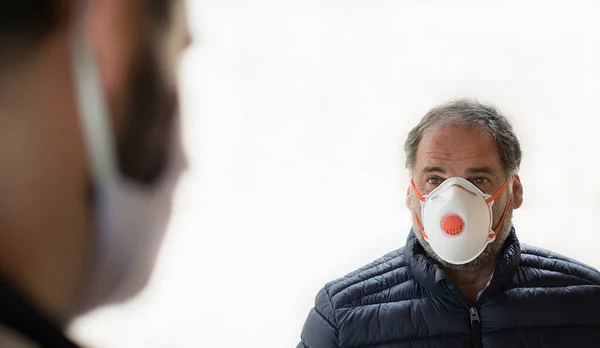 Dwoje Ludzi Mówiących Utrzymaniu Dystansu Bezpieczeństwa Noszących Maskę Ochronną Wypadek — Zdjęcie stockowe