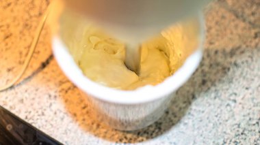 İspanyol mutfağı. Beyaz havanda sarımsaklı mayonez sosu. Seçici Odaklanma..