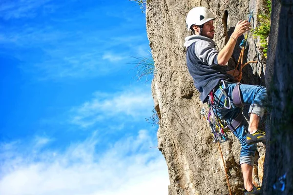 1人のスポーツマンの登山 田舎での身体活動 危険なスポーツだ スペインのムルシア州の安全装置で登山や登山 — ストック写真